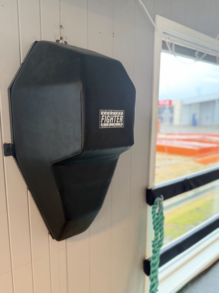 Fighter wallbag with slip line