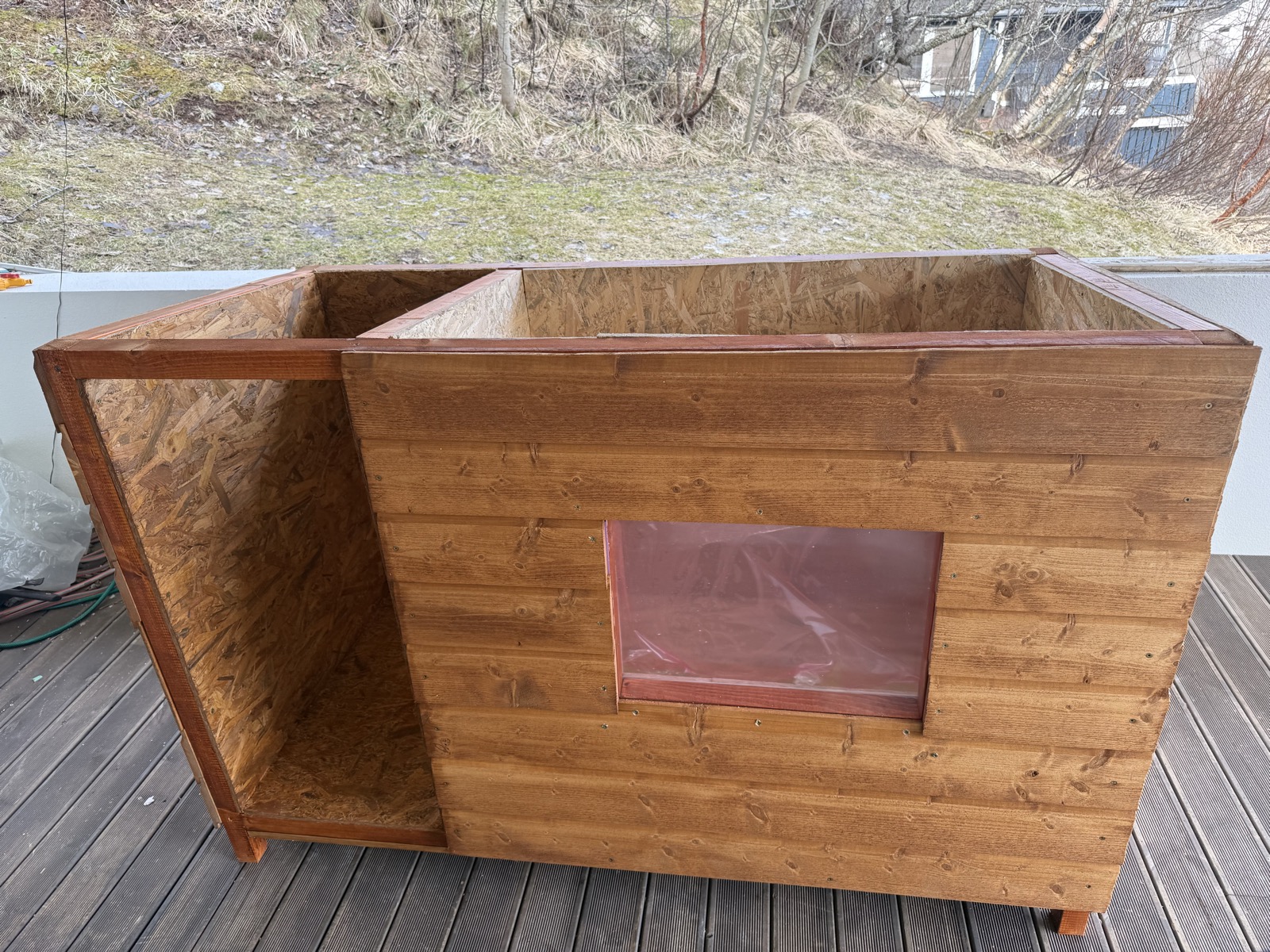 Ferdig hundehus, annen vinkel