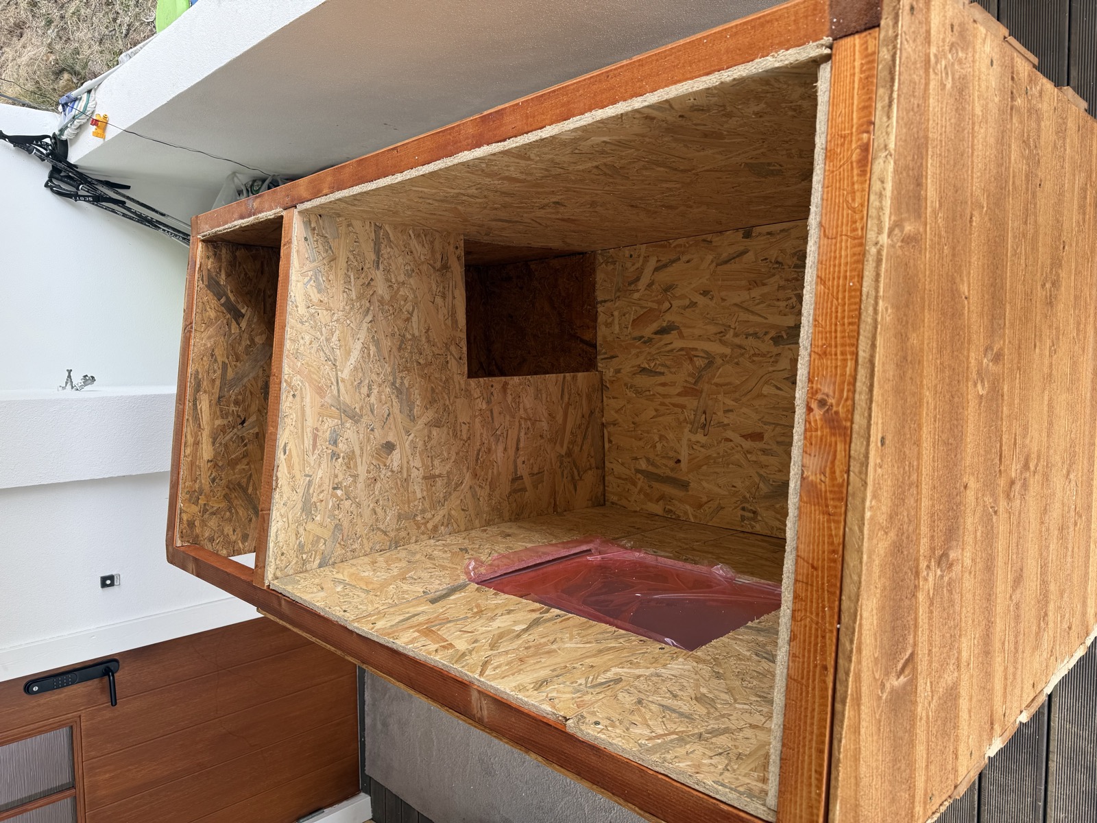 Interiør ovenfra, to avdelinger med OSB-isolasjon