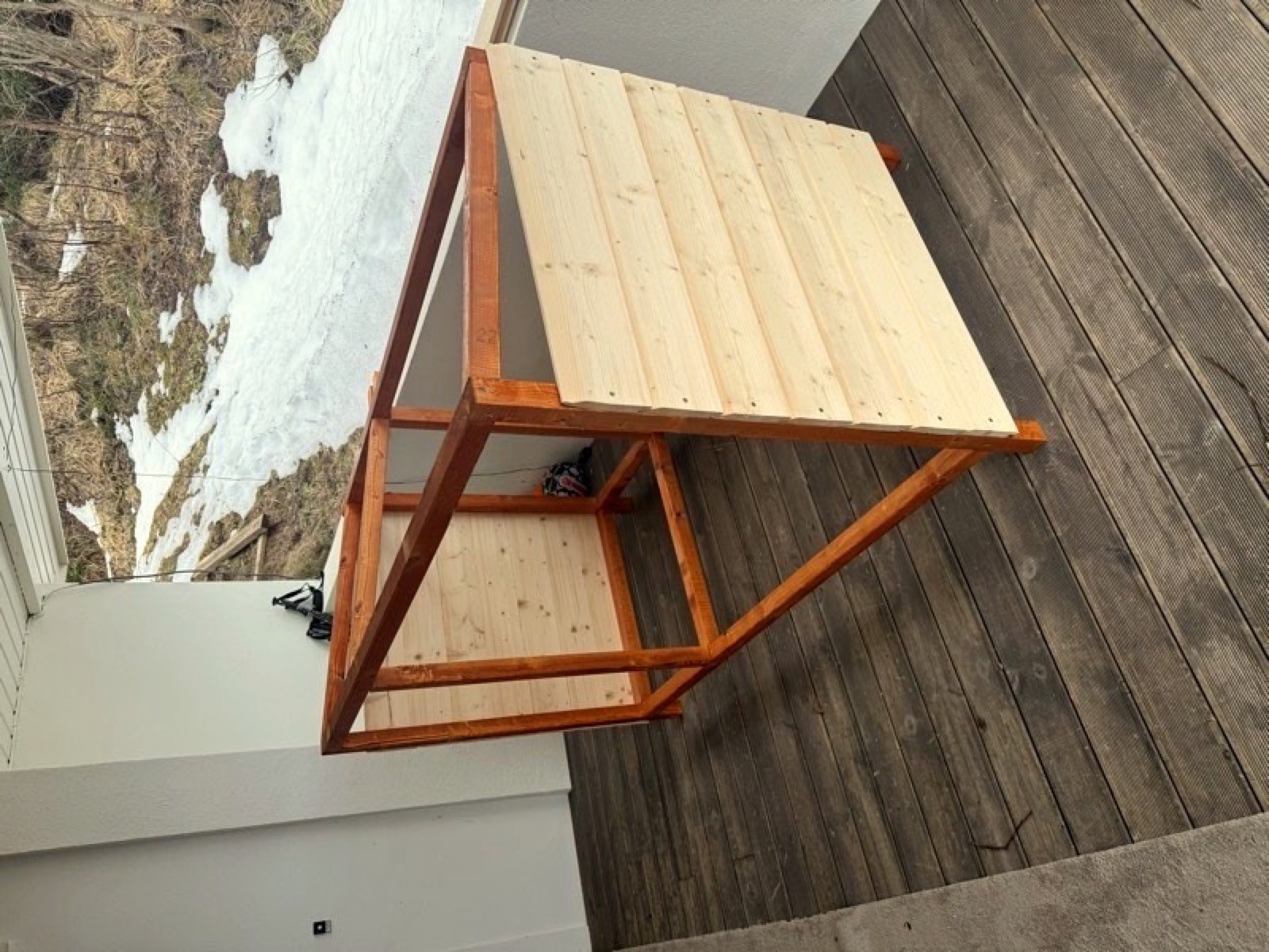 Tak montert, ubeiset, på veranda