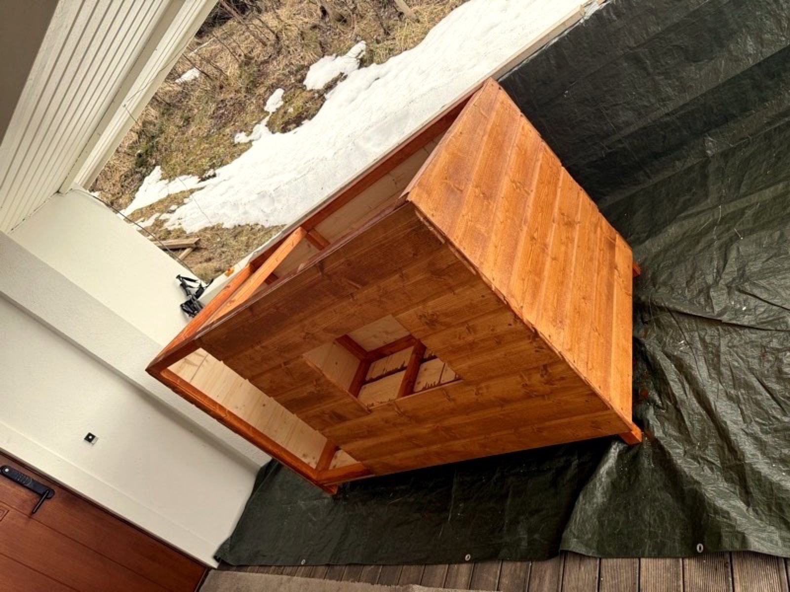 Ferdig beiset hundehus ovenfra med vindu