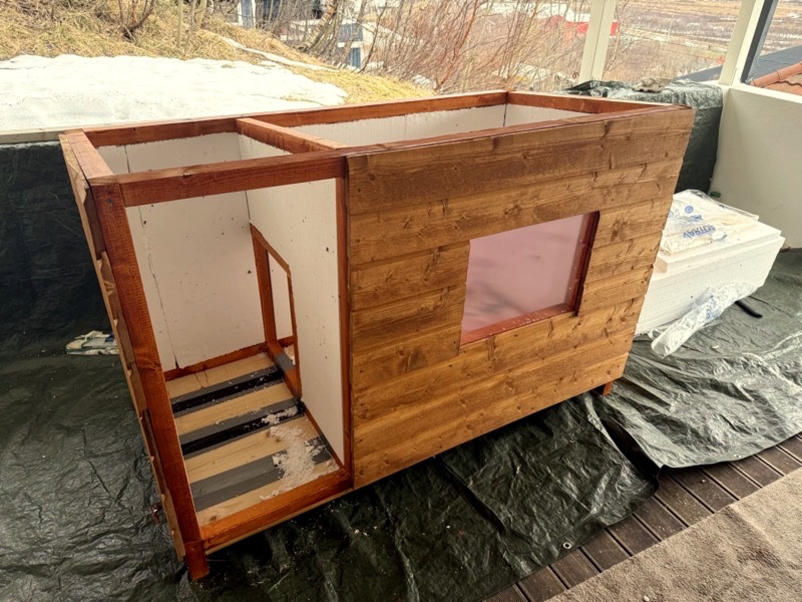 Beiset hundehus forfra, vindu, dør, hevet gulv