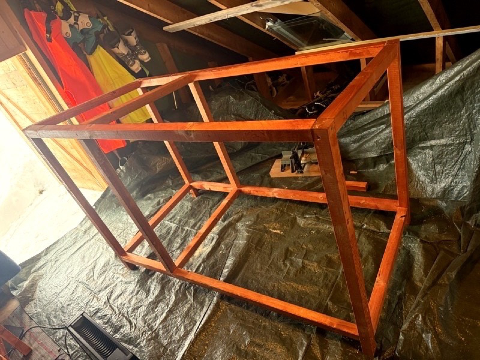 Rammeverk i beiset tre, i garasje